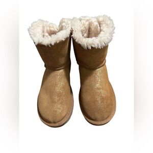 UGG Women’s Gold Boots With cream Bow, Sz 5.Like New